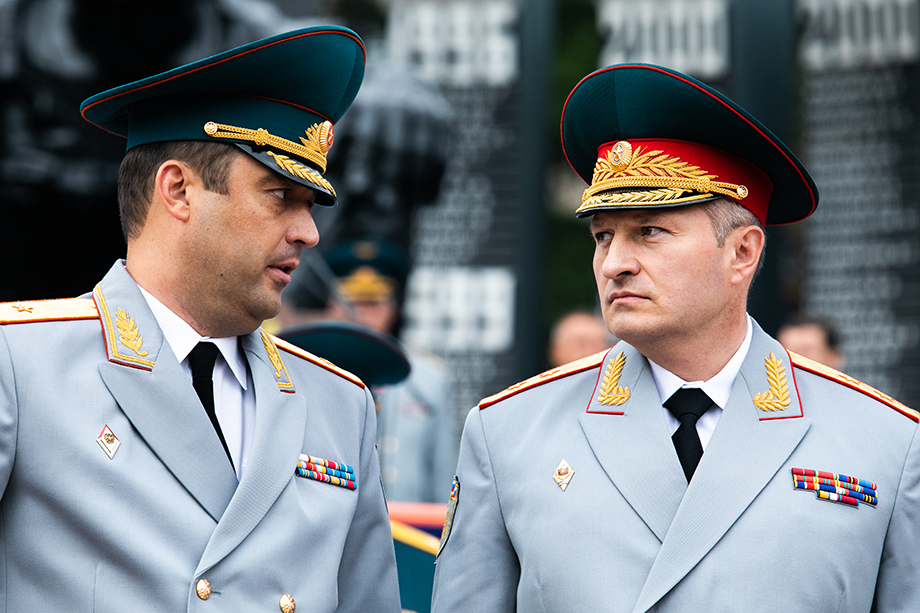 Министр МЧС России Александр Куренков (справа) во время церемонии присяги курсантов УрИ ГПС МЧС России на площади Российской армии.