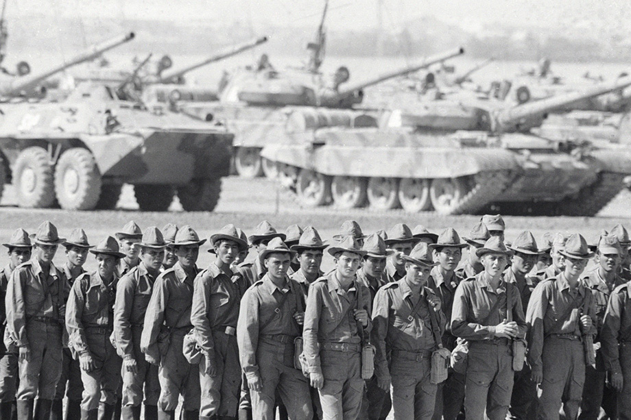 Советские солдаты возвращаются на родину из Афганистана. 15 октября 1986 года.