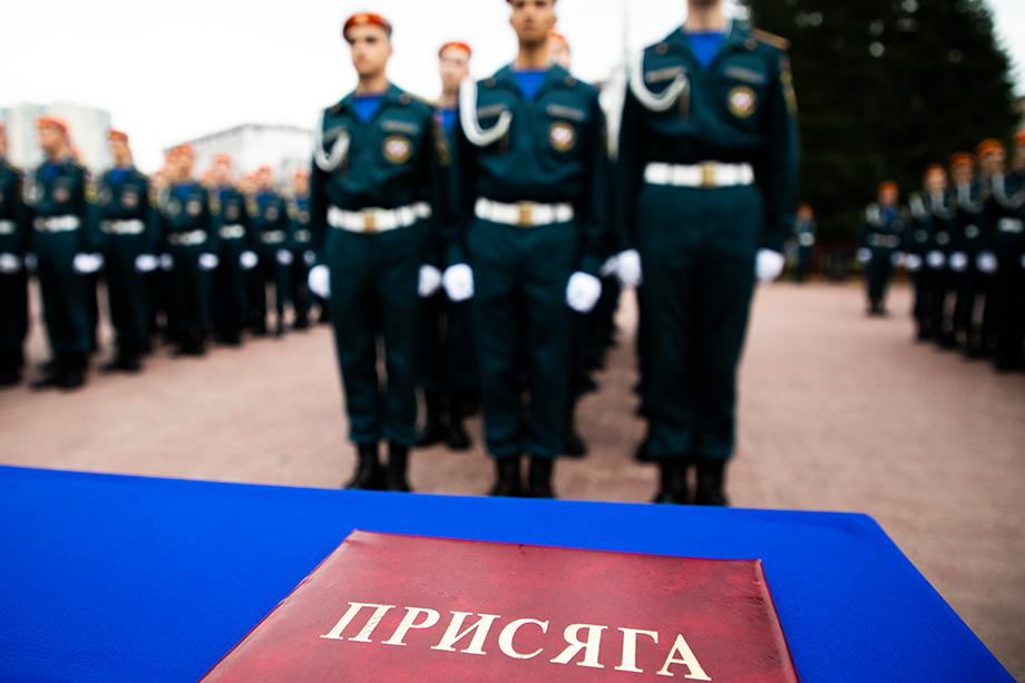 Торжественная церемония присяги курсантов УрИ ГПС МЧС России на площади Российской армии.