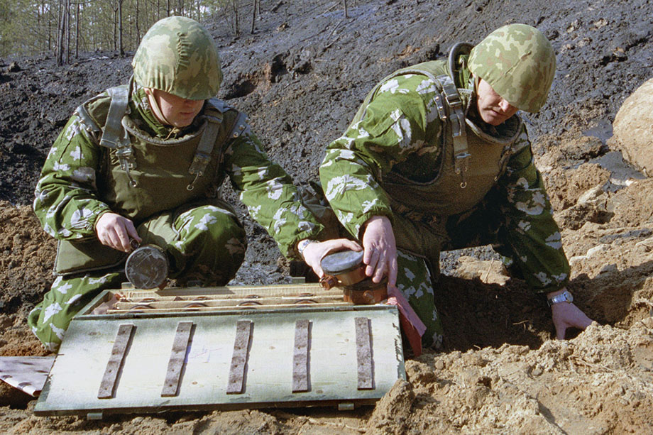 Минская область, 10 марта 2004 года. Сапёры делают закладку противопехотных мин для их последующего уничтожения методом подрыва в специальной зоне подразделения инженерных войск белорусской армии. 1 марта в республике вступил в действие Оттавский договор.