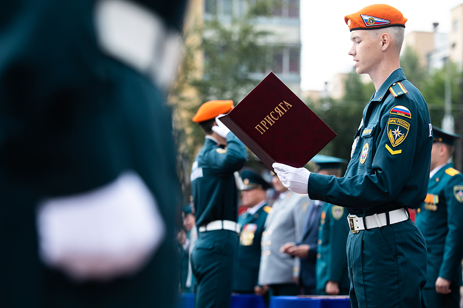Торжественная церемония присяги курсантов УрИ ГПС МЧС России на площади Российской армии.