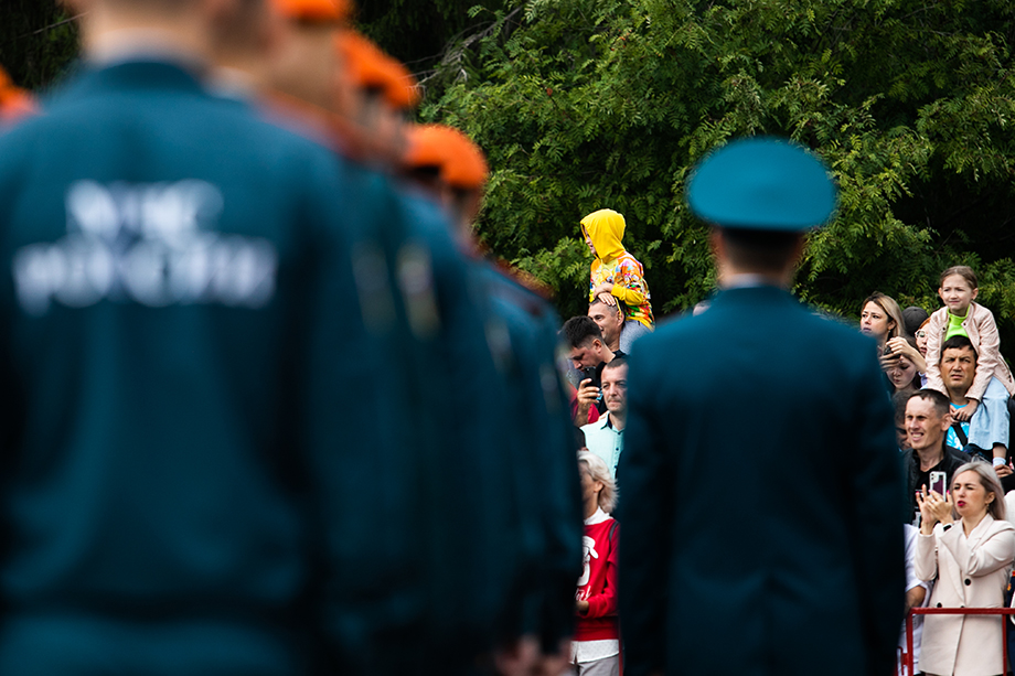 Зрители на торжественной церемонии присяги курсантов УрИ ГПС МЧС России на площади Российской армии.