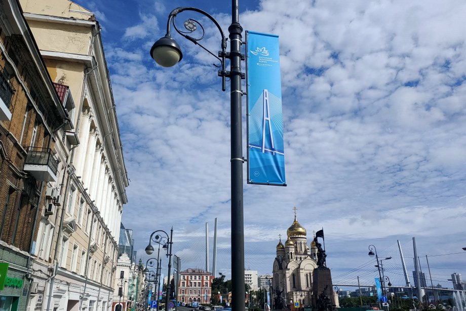 Флажки развесили на улице Светланской, неподалёку от центральной площади Владивостока.