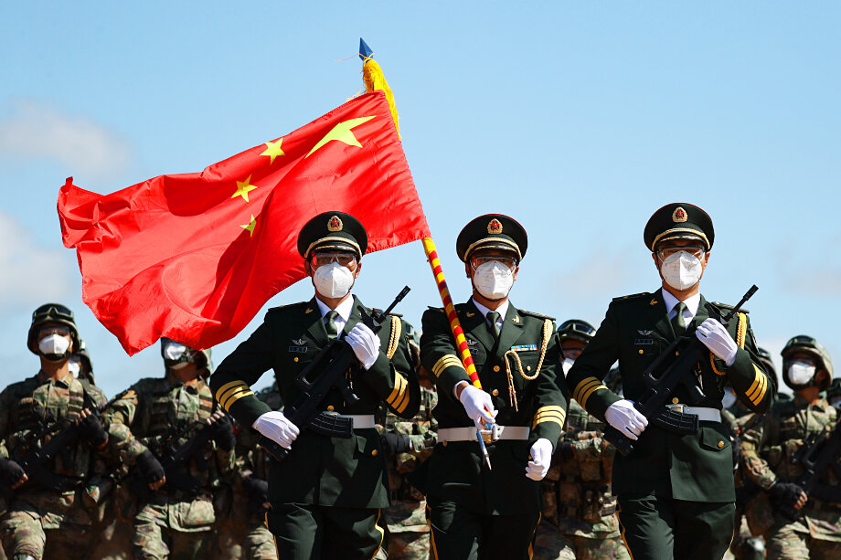 Военнослужащие ВС Китая во время торжественного марша на церемонии открытия военных учений «Восток-2022» на полигоне «Сергеевский».