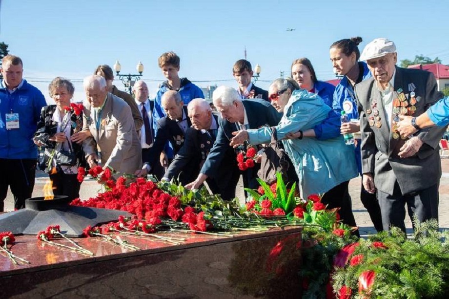 Возложение цветов к Вечному огню на площади Славы в Южно-Сахалинске