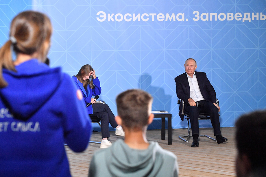 Владимир Путин во время встречи с участниками форума «Экосистема. Заповедный край»