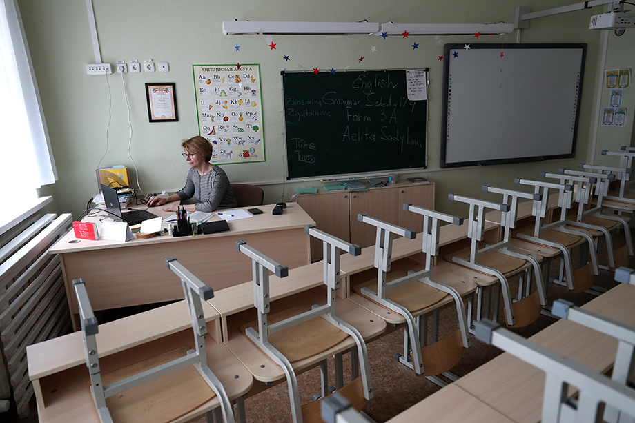 По словам учителя русского языка и литературы, после проведения ВПР чиновники требуют от педагогов многостраничные отчёты.