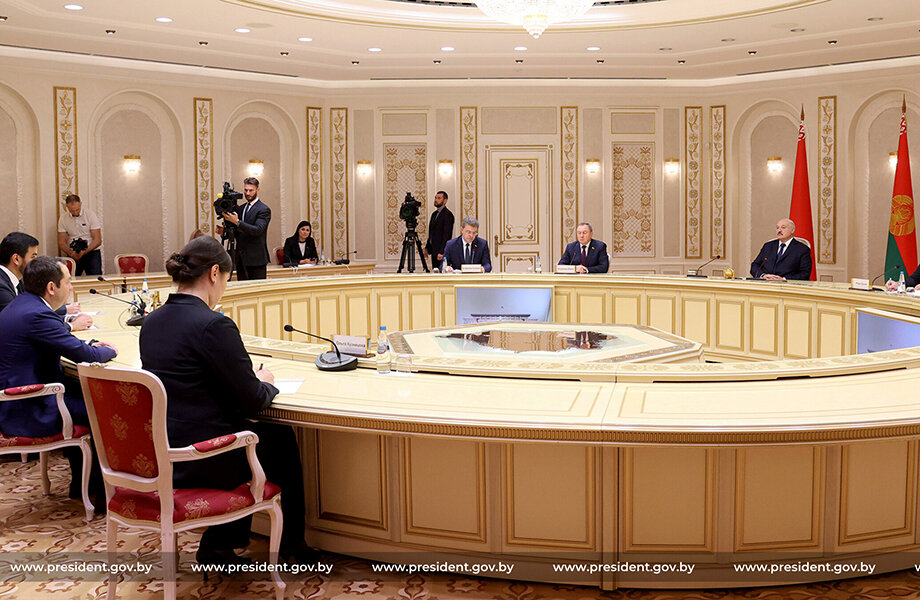 Президент Белоруссии Александр Лукашенко и губернатор Мурманской области Андрей Чибис провели встречу