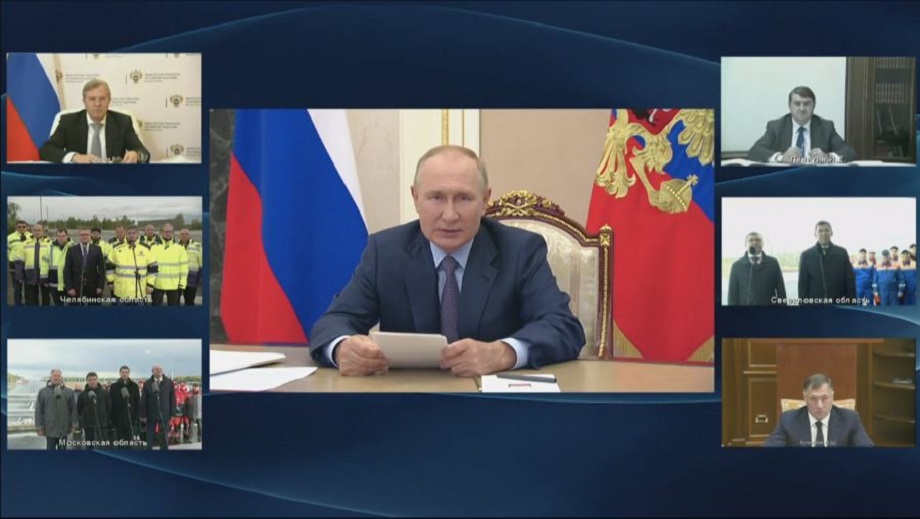 Владимир Путин в режиме вкс открывает две дороги в Свердловской области