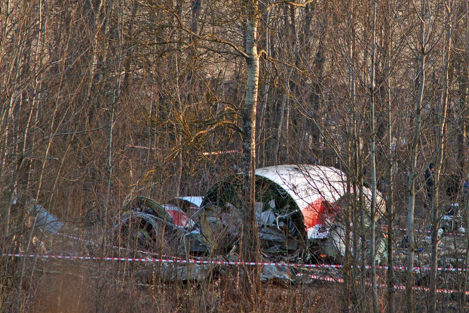 Фрагменты самолёта Ту-154 после крушения под Смоленском