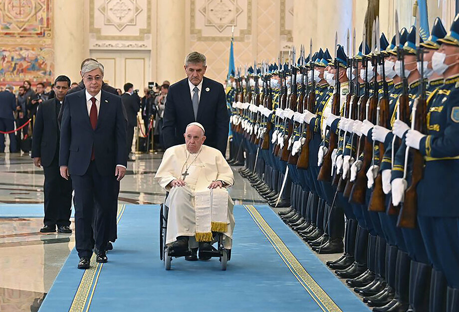 Президент Казахстана Касым-Жомарт Токаев и папа римский Франциск (слева направо) во время встречи.