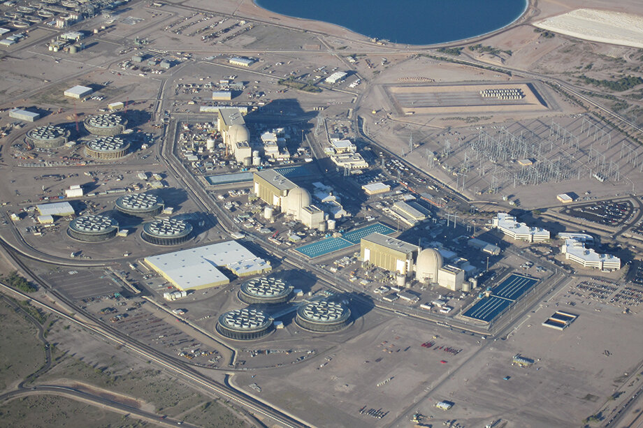 Вид с воздуха на крупнейшую атомную станцию США Пало-Верде в Аризоне.