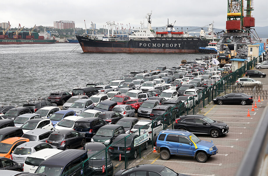 Август 2022 года. Подержанные автомобили из Азии в порту Владивостока.