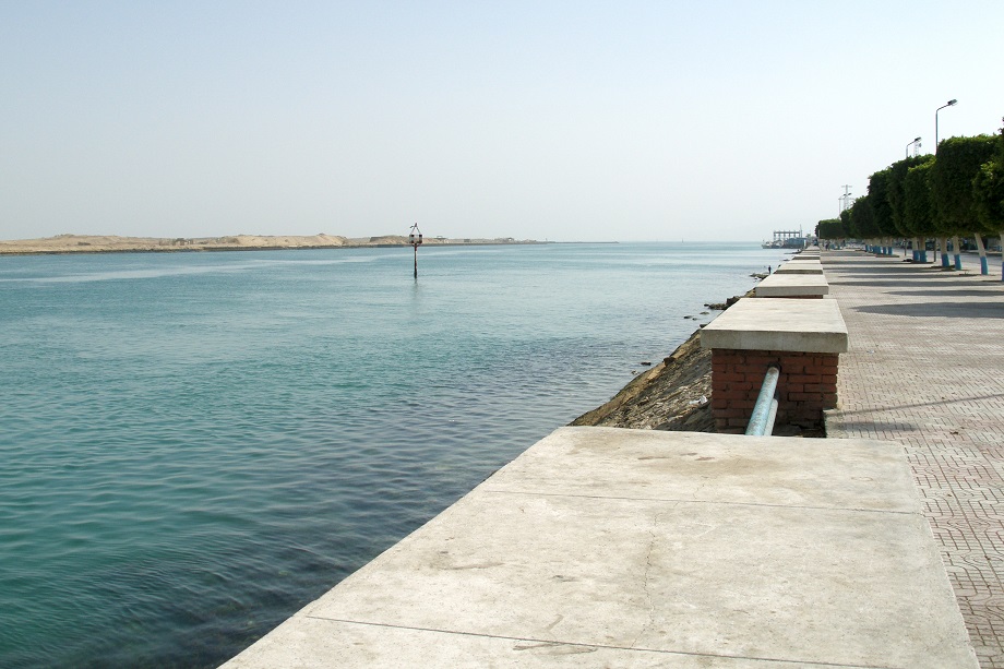Суэцкий канал соединяет Средиземное и Красное моря. Это кратчайший водный путь между Индийским океаном и акваторией Средиземного моря Атлантического океана