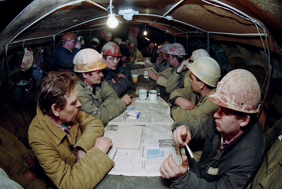 Март 1999 года. Бригада метростроителей горнопроходческого комплекса «Вирт» во время бессрочной голодовки с требованием выплаты заработной платы за год, в течение которого пройдено около 900 метров тоннеля.