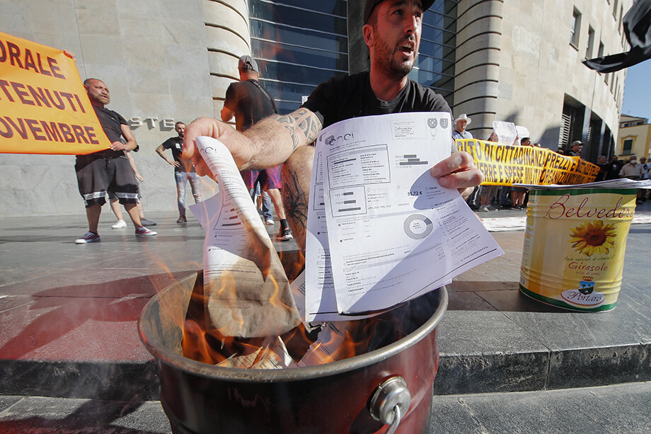 Жители Неаполя сжигают последние счета за электричество и газ во время демонстрации против «дорогой энергии» перед центральным почтамтом на площади Маттеотти.