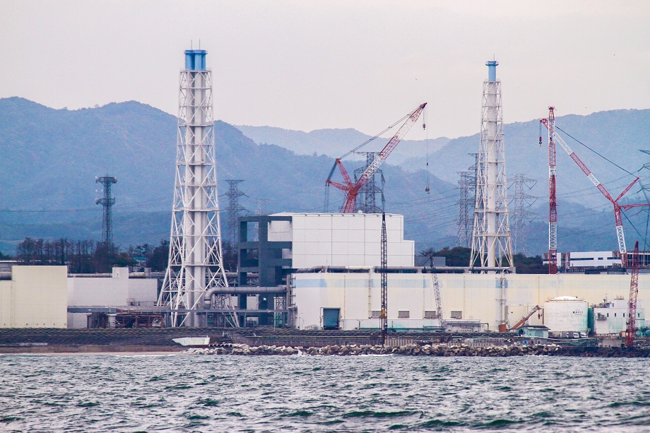 7 ноября 2013 года. Вид на повреждённую АЭС «Фукусима-1» с лодки во время сбора проб воды