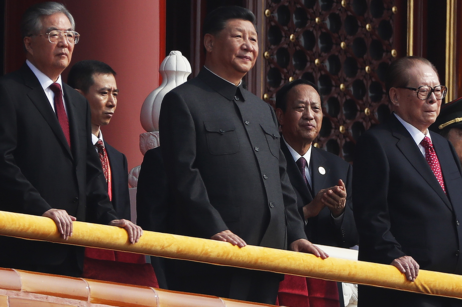 Президент Китая Си Цзиньпин (в центре) в окружении бывших президентов КНР Ху Цзиньтао (слева) и Цзян Цзэминя (справа).