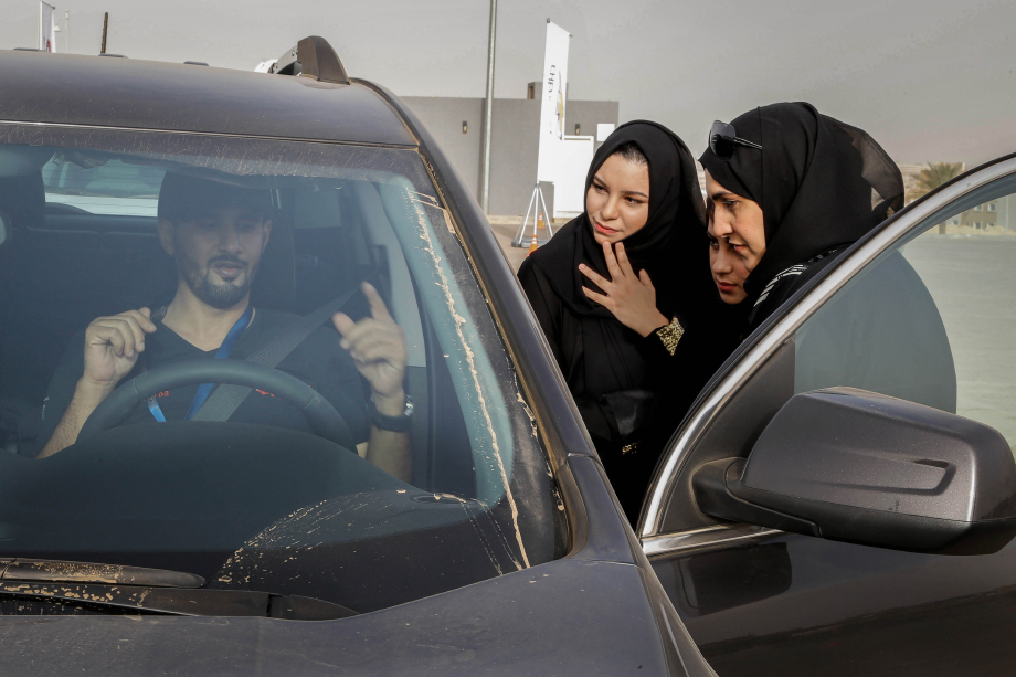 С 24 июня 2018 года все саудовские женщины получили возможность сесть за руль автомобиля, записаться в автошколы и получить водительские права с 18-летнего возраста.