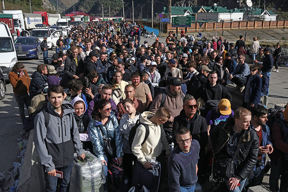 Люди у КПП «Верхний Ларс» на российско-грузинской границе.
