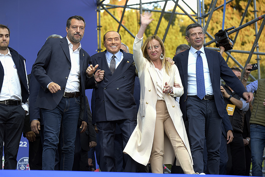 Маттео Сальвини, Сильвио Берлускони, Джорджа Мелони и Маурицио Лупи (слева направо) на Пьяцца-дель-Пополо во время мероприятия «Вместе для Италии», объединяющего итальянские правые партии.
