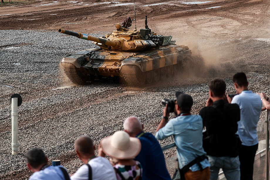 Танк Т-72Б3 во время соревнований на полигоне Алабино в Московской области.