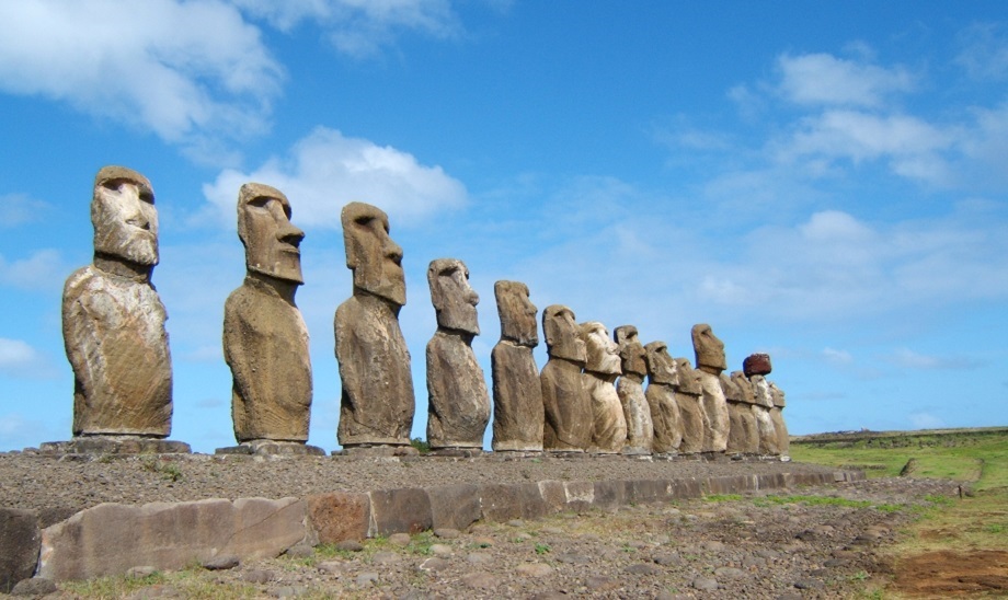 В национальном парке Рапа-Нуи находится более 1000 каменных статуй, которые были вырезаны в XIII веке коренными жителями острова