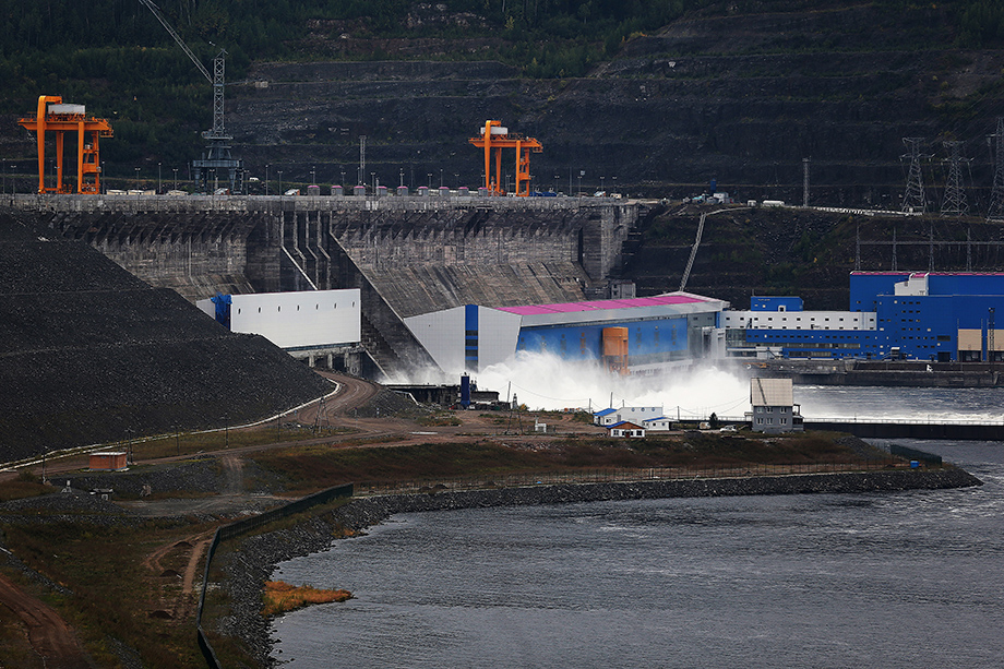 Местное население считает, что в проблеме с незамерзанием зимника виновата Богучанская ГЭС, которая была сдана в 2012 году.