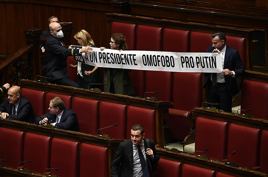 Представители оппозиции развернули растяжку со словами: «Нет спикеру-гомофобу и пропутинисту» в момент выборов спикера палаты депутатов Италии.