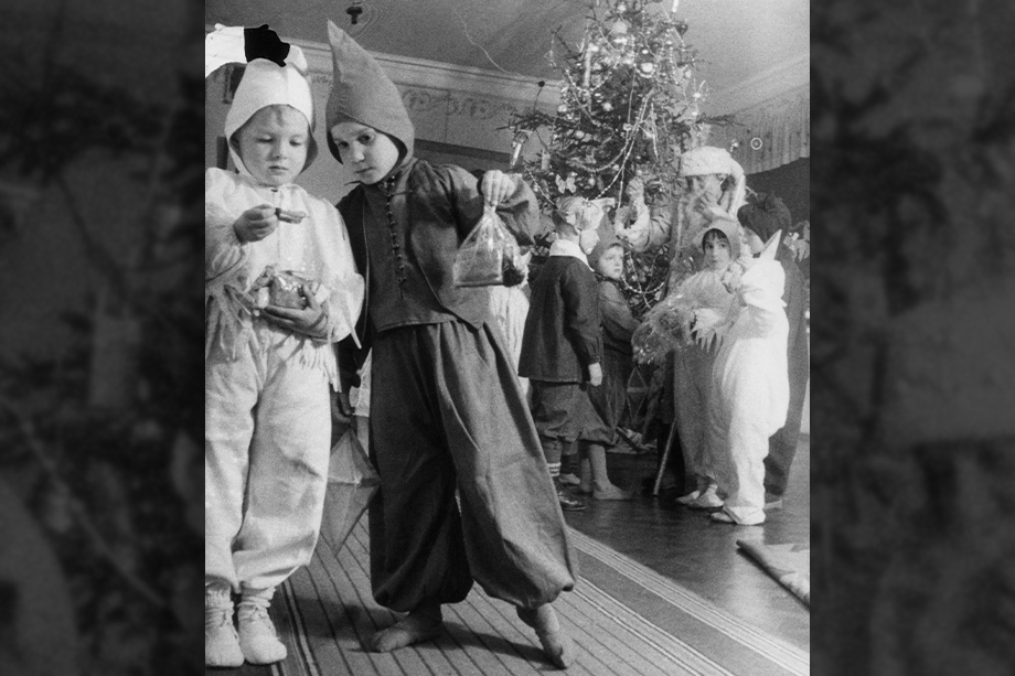 Москва, 31 декабря 1942 года. Воспитанники детского сада фабрики «Дукат» с подарками на праздновании Нового года во время Великой Отечественной войны.