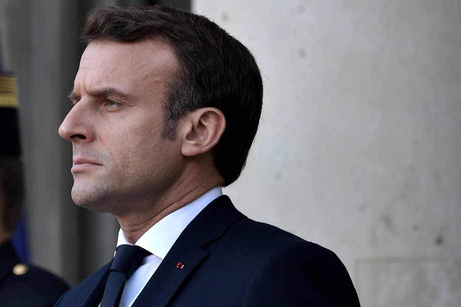 Рейтинг французского президента Эммануэля Макрона резко упал