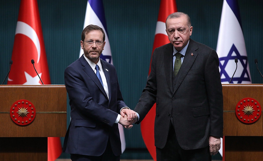 9 марта 2022 года. Президент Турции Реджеп Тайип Эрдоган (справа) и президент Израиля Ицхак Герцог (слева) обмениваются рукопожатиями после совместной пресс-конференции в Анкаре. Герцог стал первым за 14 лет лидером Израиля, посетившим страну.