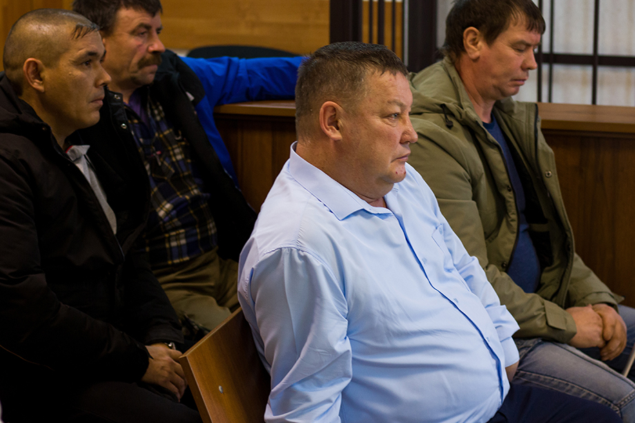 Депутат Красноуфимского округа Владимир Айметов (в центре) в Красноуфимском районном суде Свердловской области.