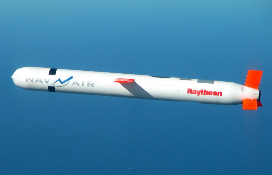 Tomahawk совершает полёт на предельно малых высотах с огибанием рельефа местности
