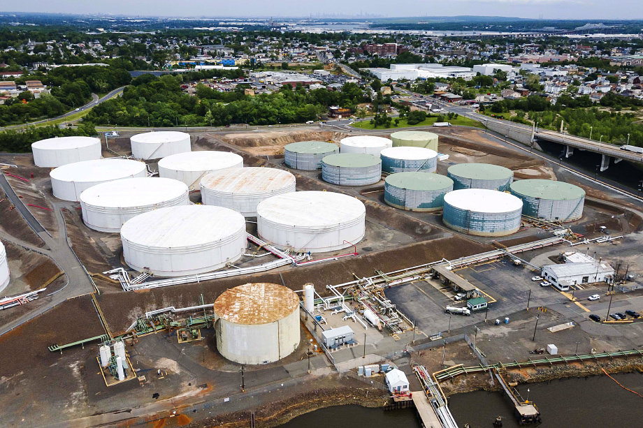 Нефтяные резервуары терминала Buckeye Global Marine в Нью-Джерси, где хранится часть стратегического запаса топлива США. В сентябре объём запасов за неделю упал на 8,4 млн баррелей – до 434,1 млн баррелей.
