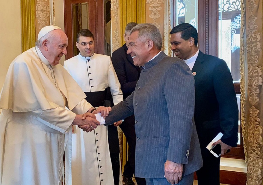 Глава Татарстана Рустам Минниханов (на фото справа) встретился с папой римским Франциском