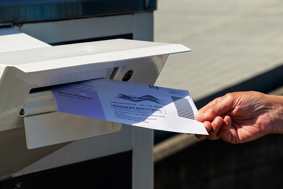 30 июля 2020 года. Житель Вашингтона опускает избирательный бюллетень в почтовый ящик.