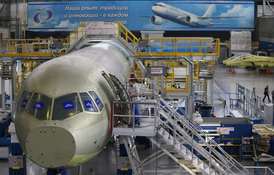 Сборка магистрального самолёта МС-21 на авиационном заводе корпорации «Иркут».