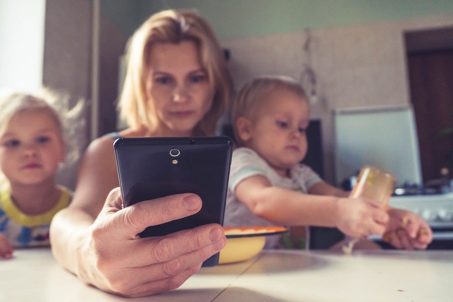 Работающим родителям сохранят детские пособия