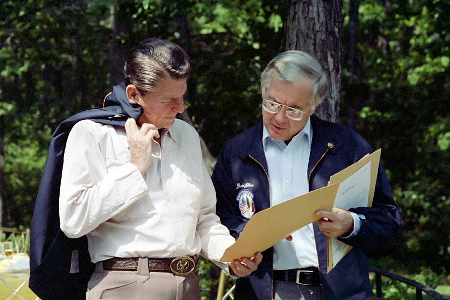1981 год. Президент США Рональд Рейган и его советник по национальной безопасности и внешней политике Ричард Аллен.