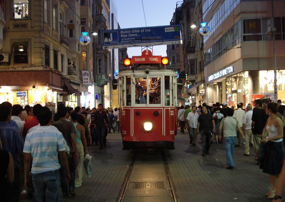 Истикляль – главная туристическая пешеходная улица Стамбула. В этом районе также расположено большое количество иностранных консульств