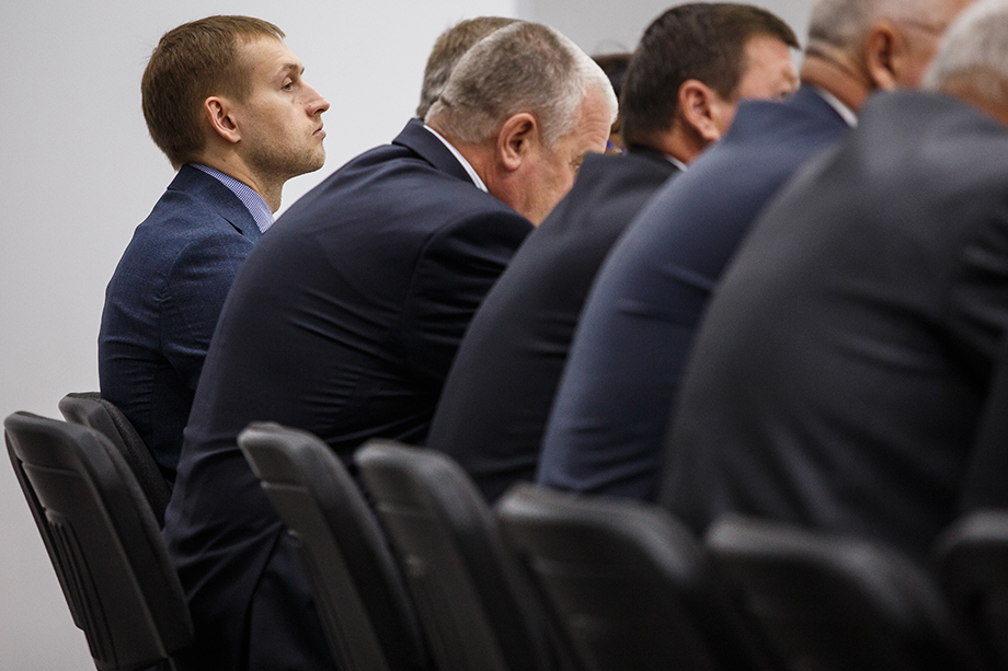 Бизнесмен Виталий Кочетков исключил из своего ближайшего окружения депутата Александра Караваева (крайний слева).