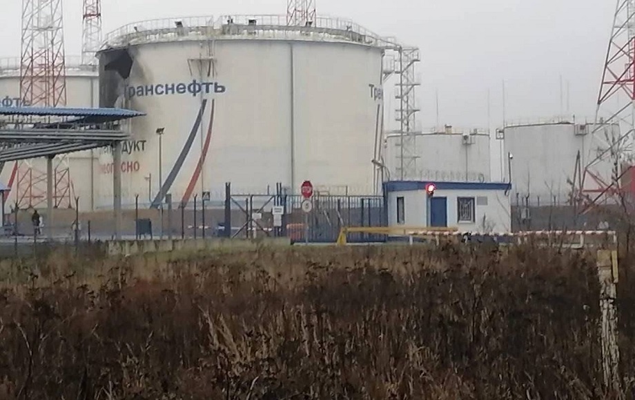 В соцсетях появились кадры с места подрыва нефтебазы в Орловской области