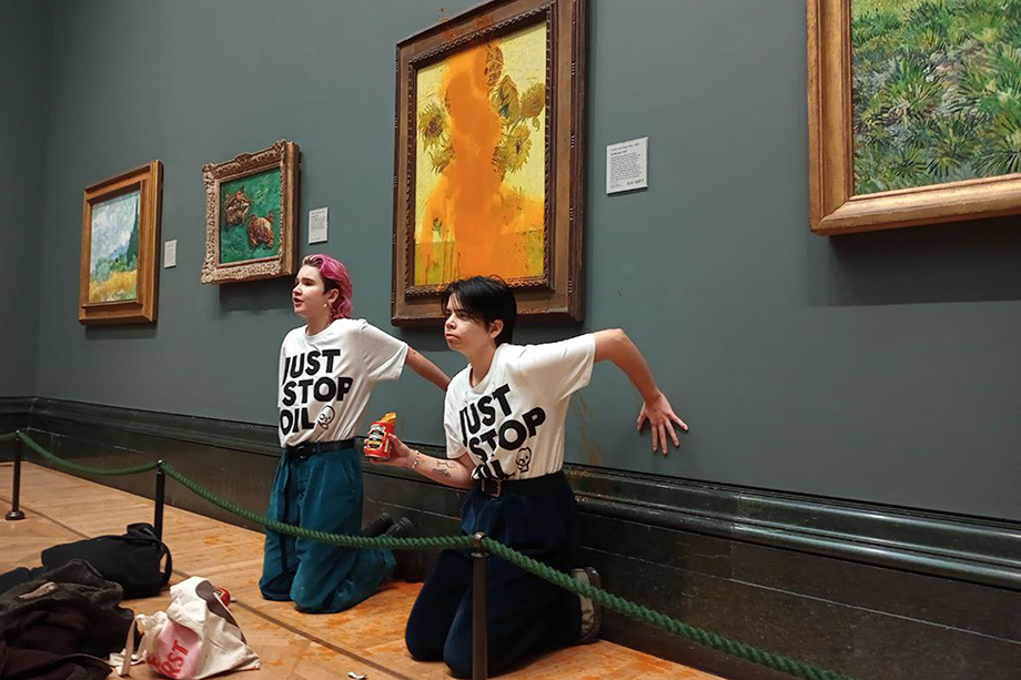 Экоактивисты движения Just Stop Oil приклеили себя к стене музея, а затем облили томатным супом культовую картину Ван Гога «Подсолнухи» в Лондонской национальной галерее. Девушки выкрикивали: «Что дороже – искусство или жизнь? Стоит ли это больше, чем еда?»