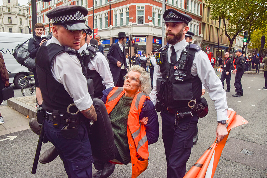 21 октября 2022 года, Лондон. Полицейские арестовывают мужчину во время акции против выдачи новых лицензий на ископаемое топливо.