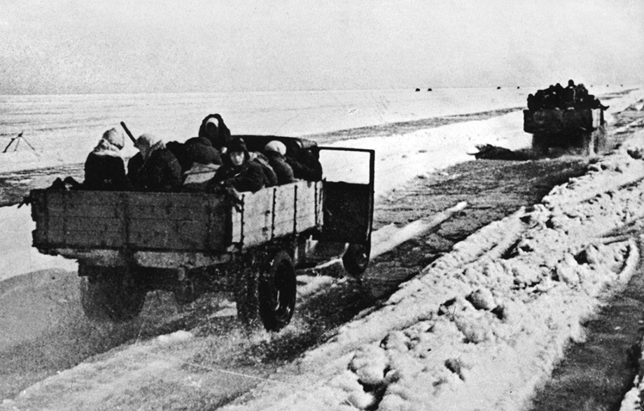 22 ноября 1941 года открылось автомобильное движение по ледовой дороге из блокадного Ленинграда
