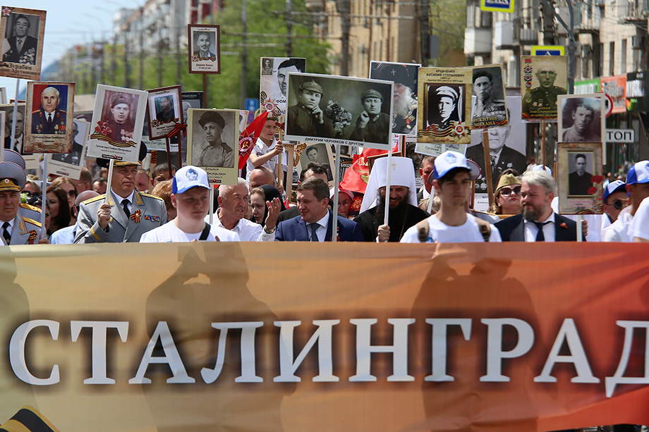 Губернатор Волгоградской области Андрей Бочаров (в центре) и участники акции памяти «Бессмертный полк» во время шествия в День Победы.