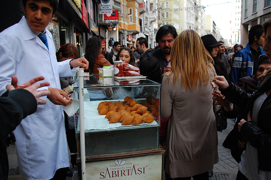 Власти Стамбула запретили уличную торговлю, выставки и выступления на пешеходной улице Истикляль