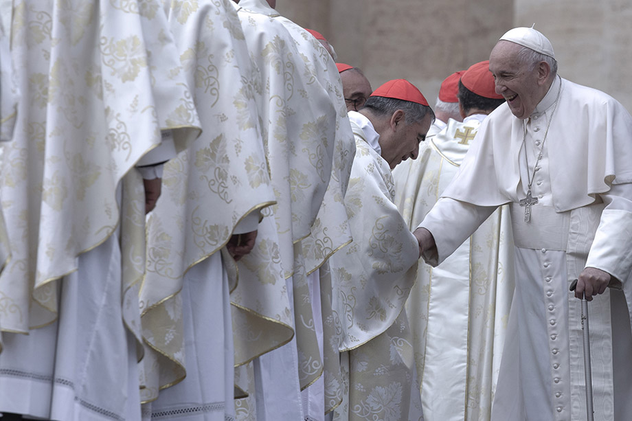 9 октября 2022 года. Папа Франциск приветствует кардинала Джованни Анджело Беччу в конце мессы по случаю канонизации двух новых святых.