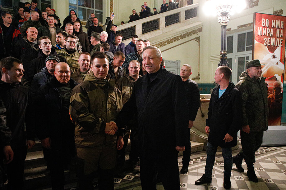 Губернатор Санкт-Петербурга Александр Беглов и призывники в рамках частичной мобилизации в здании Витебского вокзала.